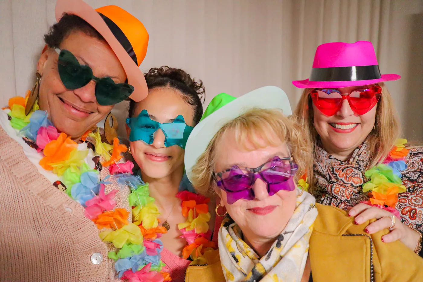 Invités devant le photobooth lors d'un anniversaire